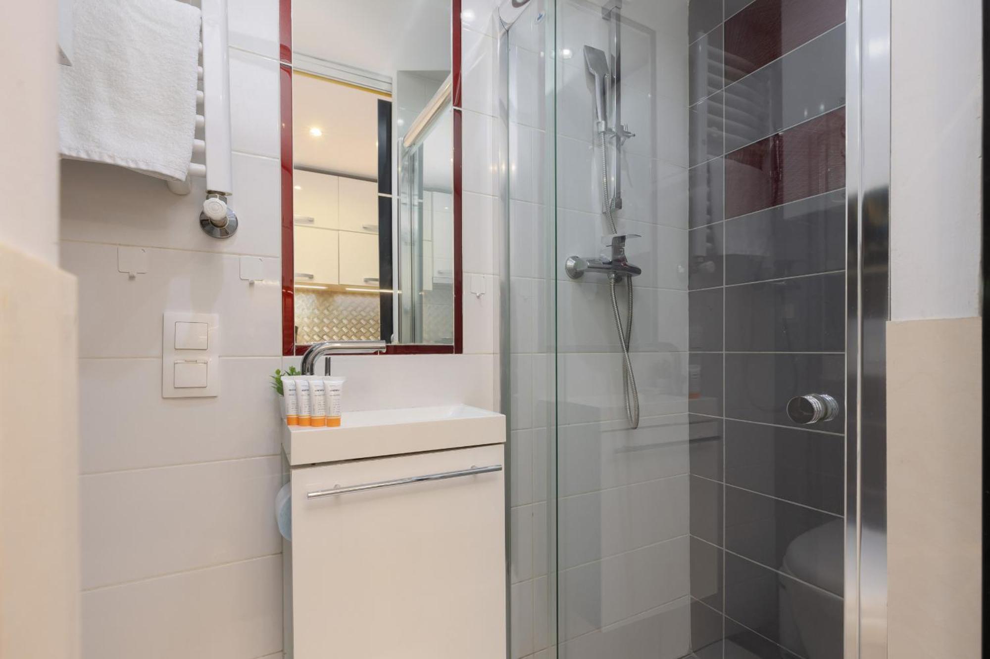 Cozy For 3 Guests Near Centrum Praskie Koneser By Renters